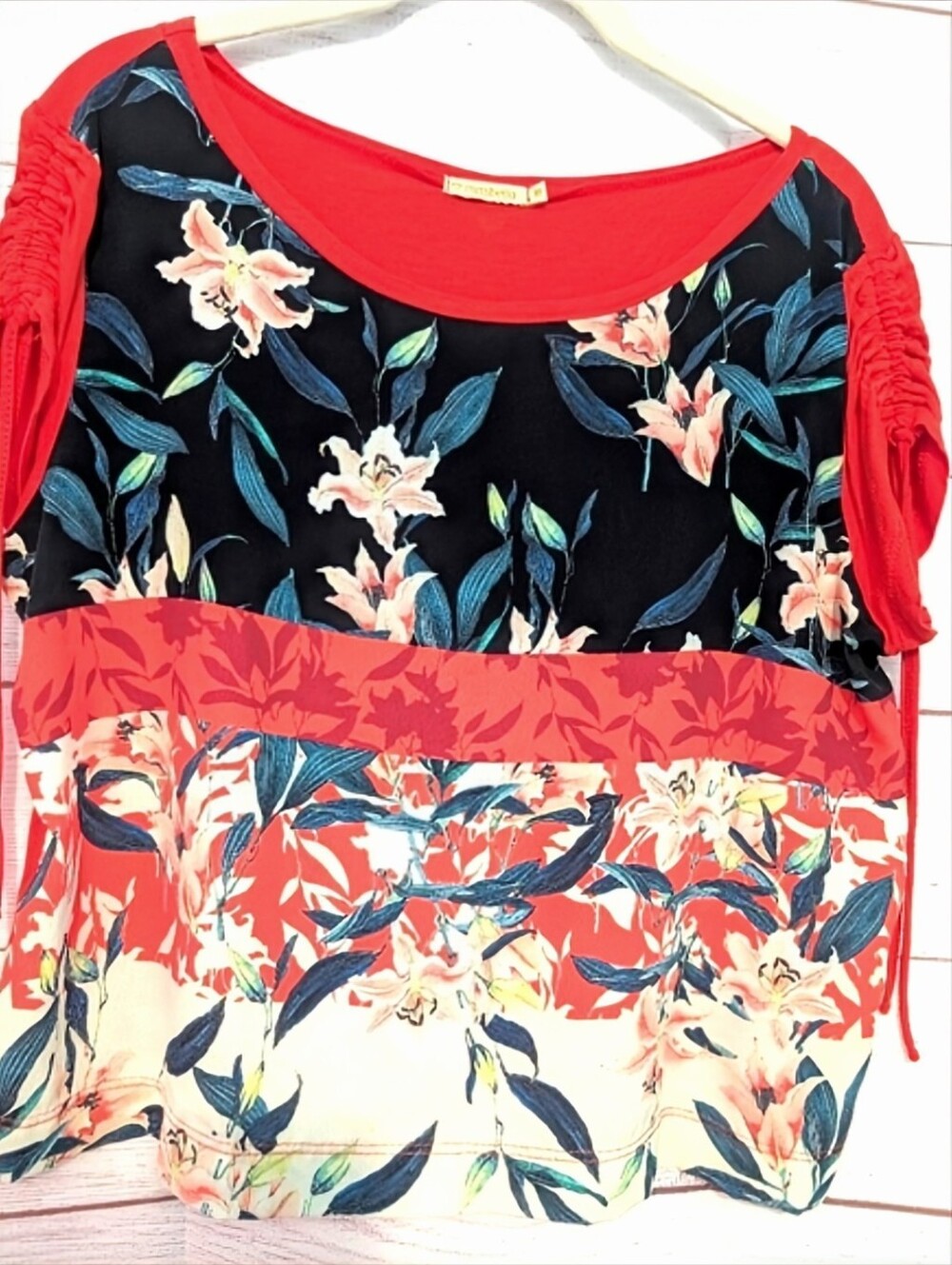 Missbella floral top with ruching and ties on the sleeves .. very cute sz M